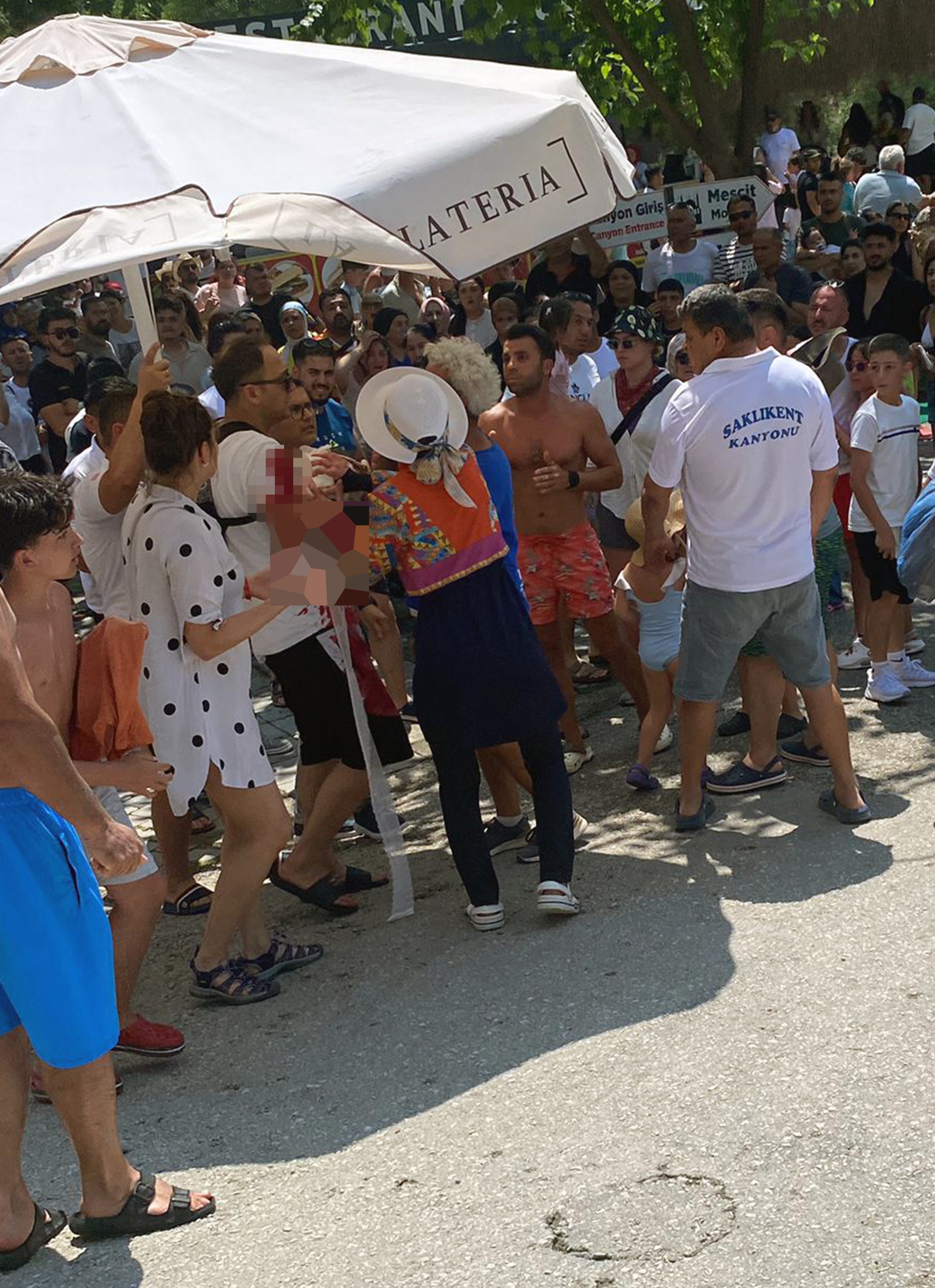 Saklıkent Kanyonu’nda Facianın Eşiği: 3 Yaşındaki Çocuğun Başına Taş Düştü