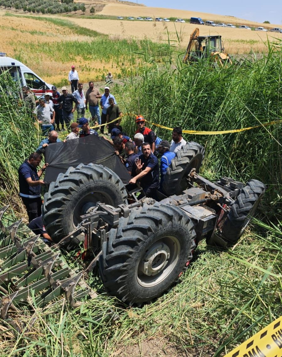 Yangın Söndürmeye Çalışırken Traktörün Altında Kalarak Can Verdi