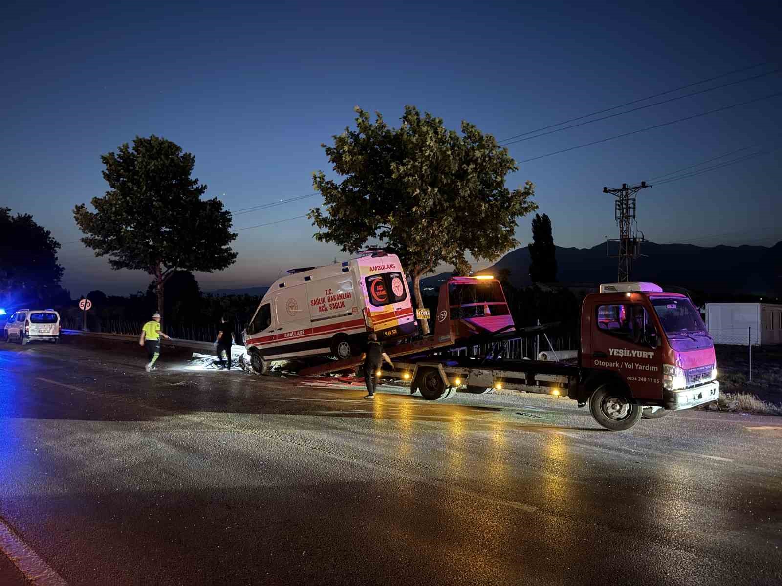 Ambulansla Kafa Kafaya Çarpışan Otomobil Bariyerlere Saplandı! Sürücü Sıkıştı