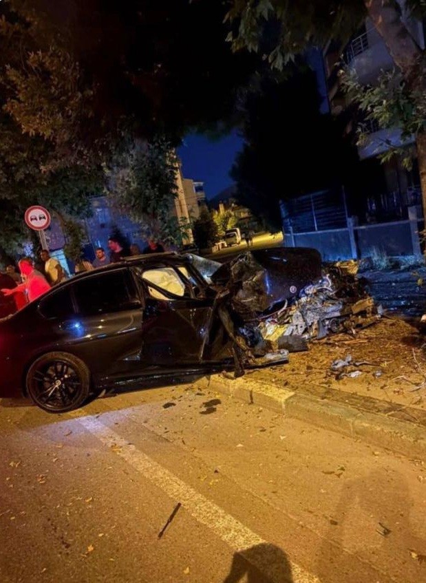 Otomobil Ağaca Girdi: 1 Ölü 1 Yaralı