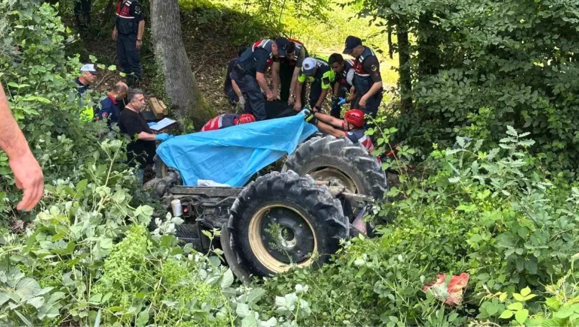 Devrilen Traktörün Altında Kalan Kadın Yaşamını Yitirdi