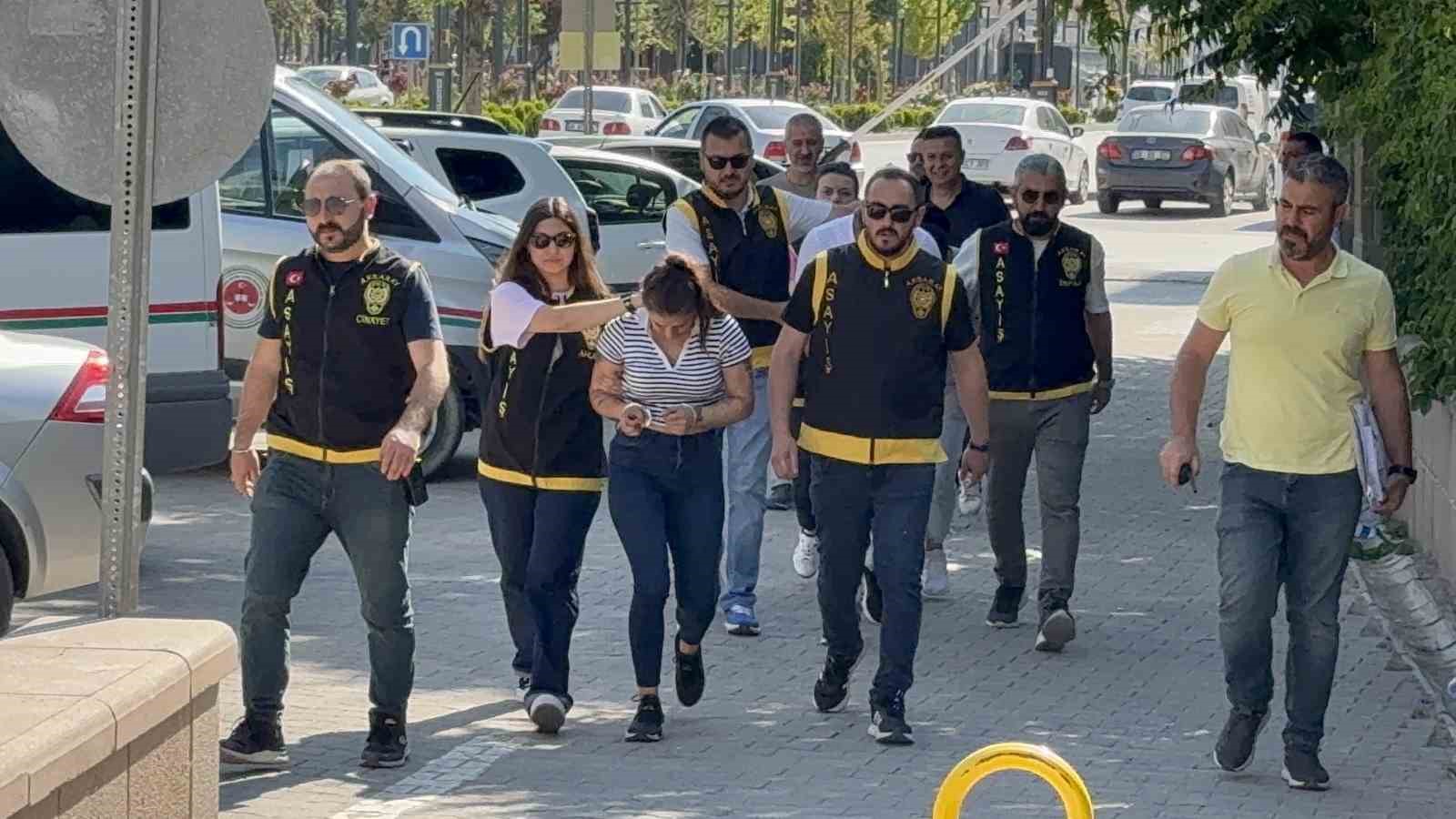 Ablasını Öldürüp Arkadaşını Bıçaklayan 29 Yaşındaki Kadın Adliyede