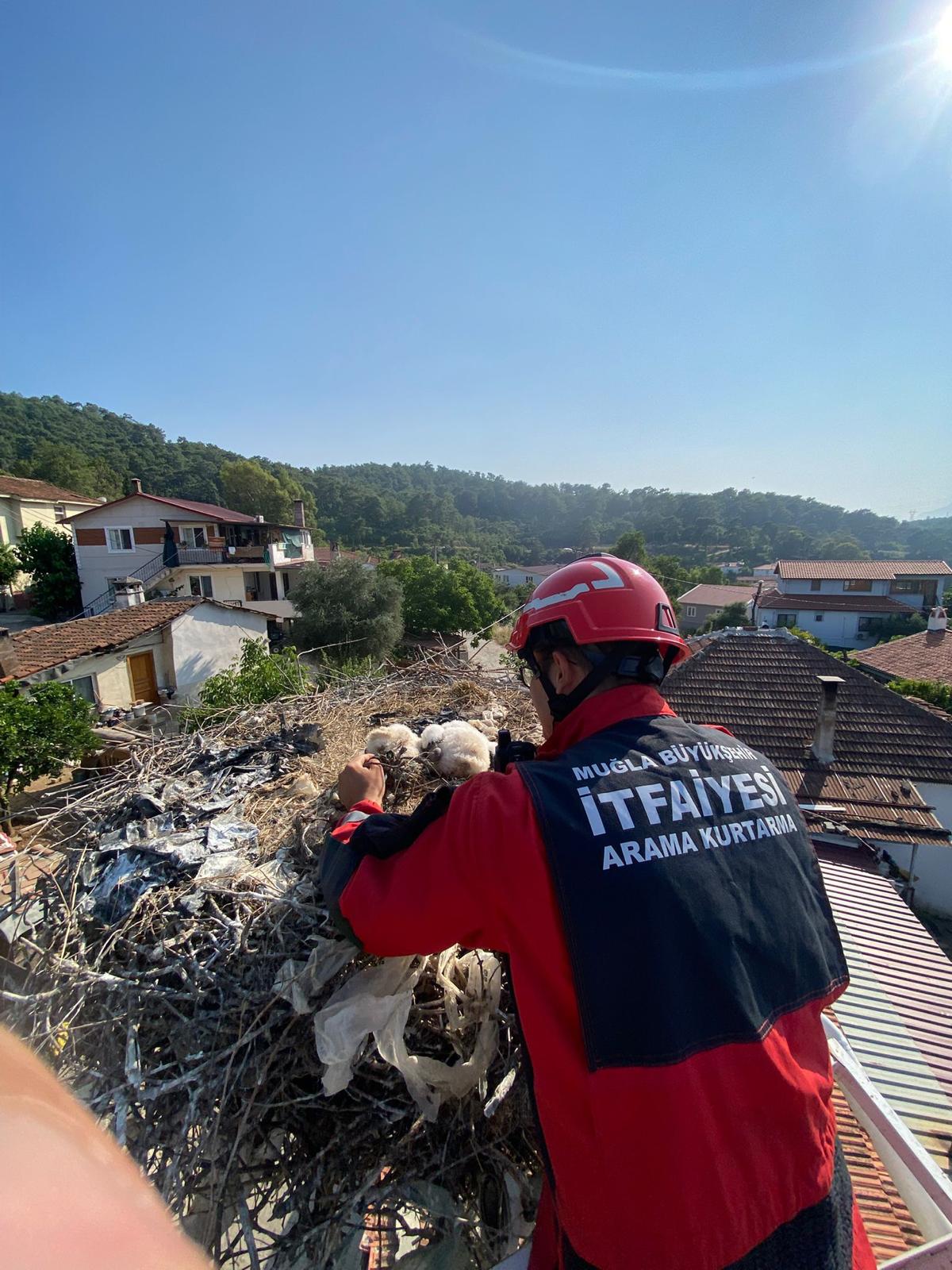 Leyleklerin Ayak Bağları İtfaiyenin Sevgisi ile Çözüldü