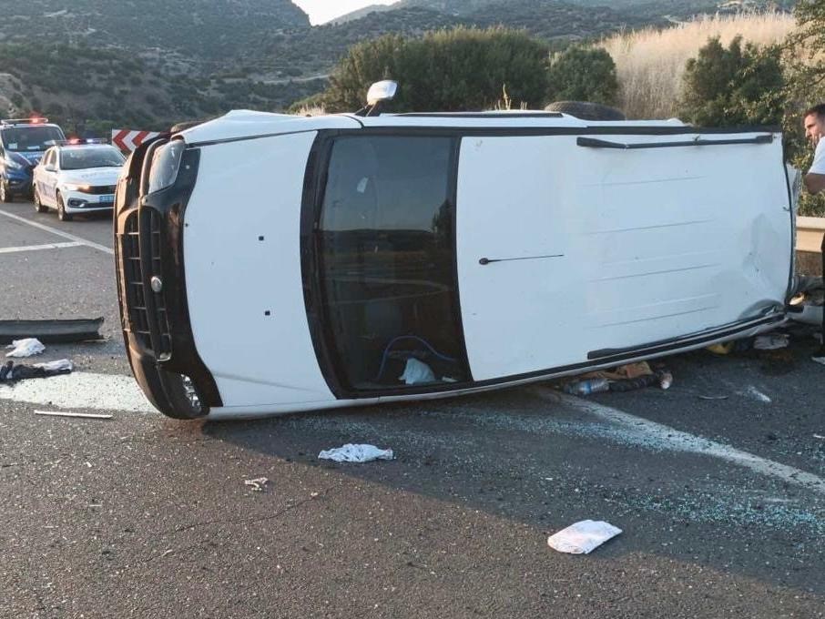 Araç Refüje Çarpıp Devrildi, 1 Ölü 4 Yaralı