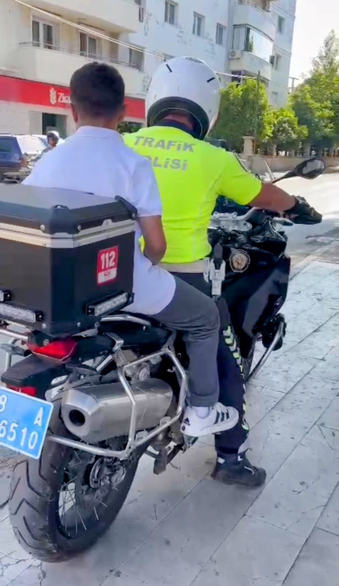 Muğla'da Yanlış Okula Giden Öğrenciyi Polis, Motosikletiyle Sınava Yetiştirdi