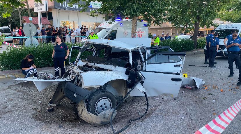 Kontrolden Çıkan Tofaş Ağaca Çarptı: Can Kaybı ve Yaralılar Var