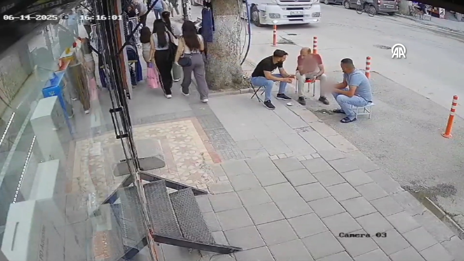 Tır Lastiği Patladı, Çay İçen İki Kişi Yaralandı: O Anlar Kamerada