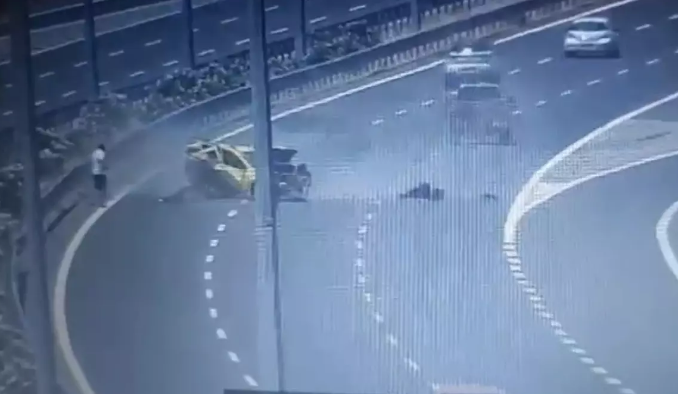 Taksiye Çarpan Otomobilde Feci Ölüm: Yolcu Kurtarılamadı