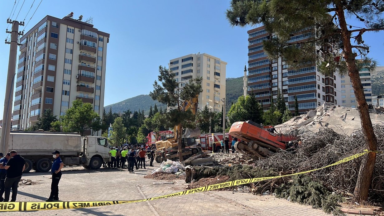 Yıkım Faciası: İş Makinesi Operatörü Enkaz Altında Kaldı