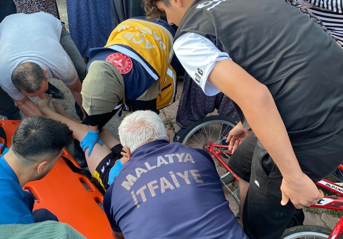 Sürücünün Kontrolünden Çıkan Araç  Çocukların Arasına Daldı