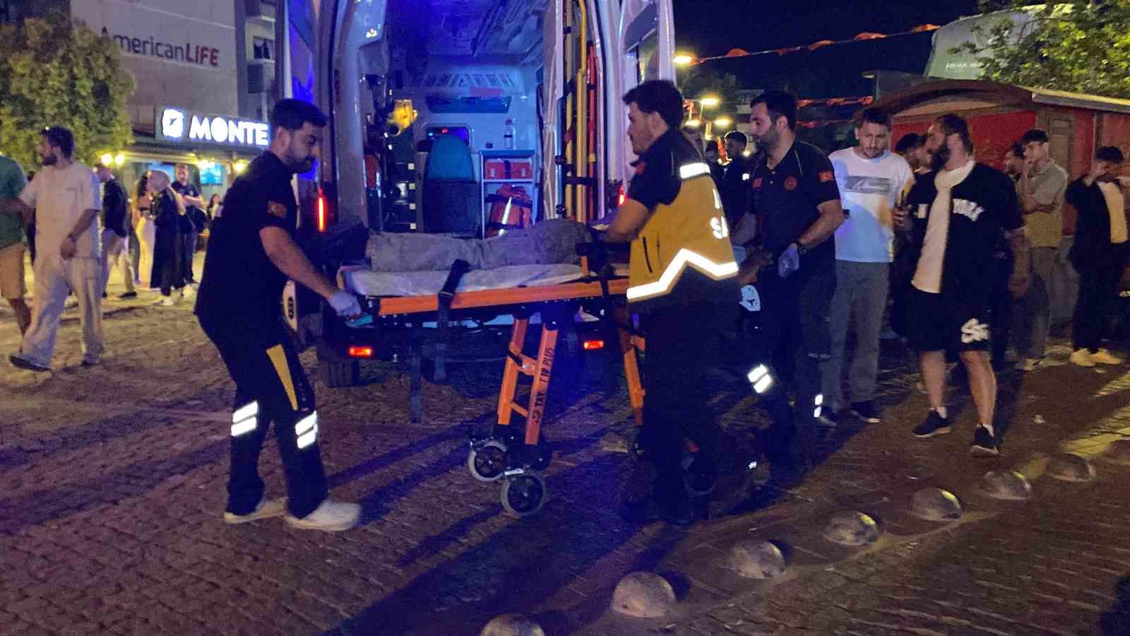 Kent Meydanında Bıçaklı Saldırı: 17 Yaşındaki Genç Yaralandı