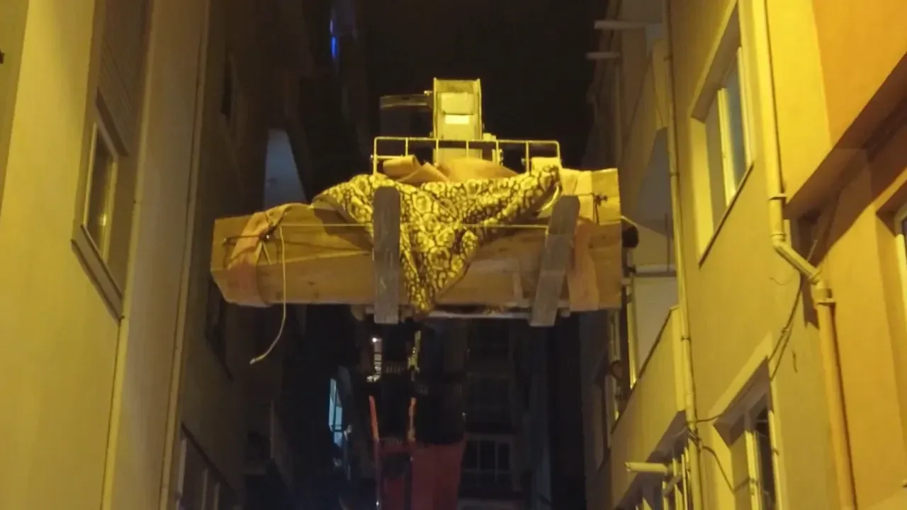 165 Kiloluk Adamın Cenazesi Vinç Yardımıyla Evden Çıkarıldı