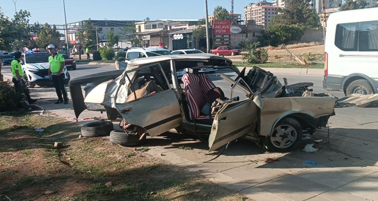 Karşı Şeride Geçen Araç, İşçi Servislerine Çarptı: Sürücü Hayatını Kaybetti