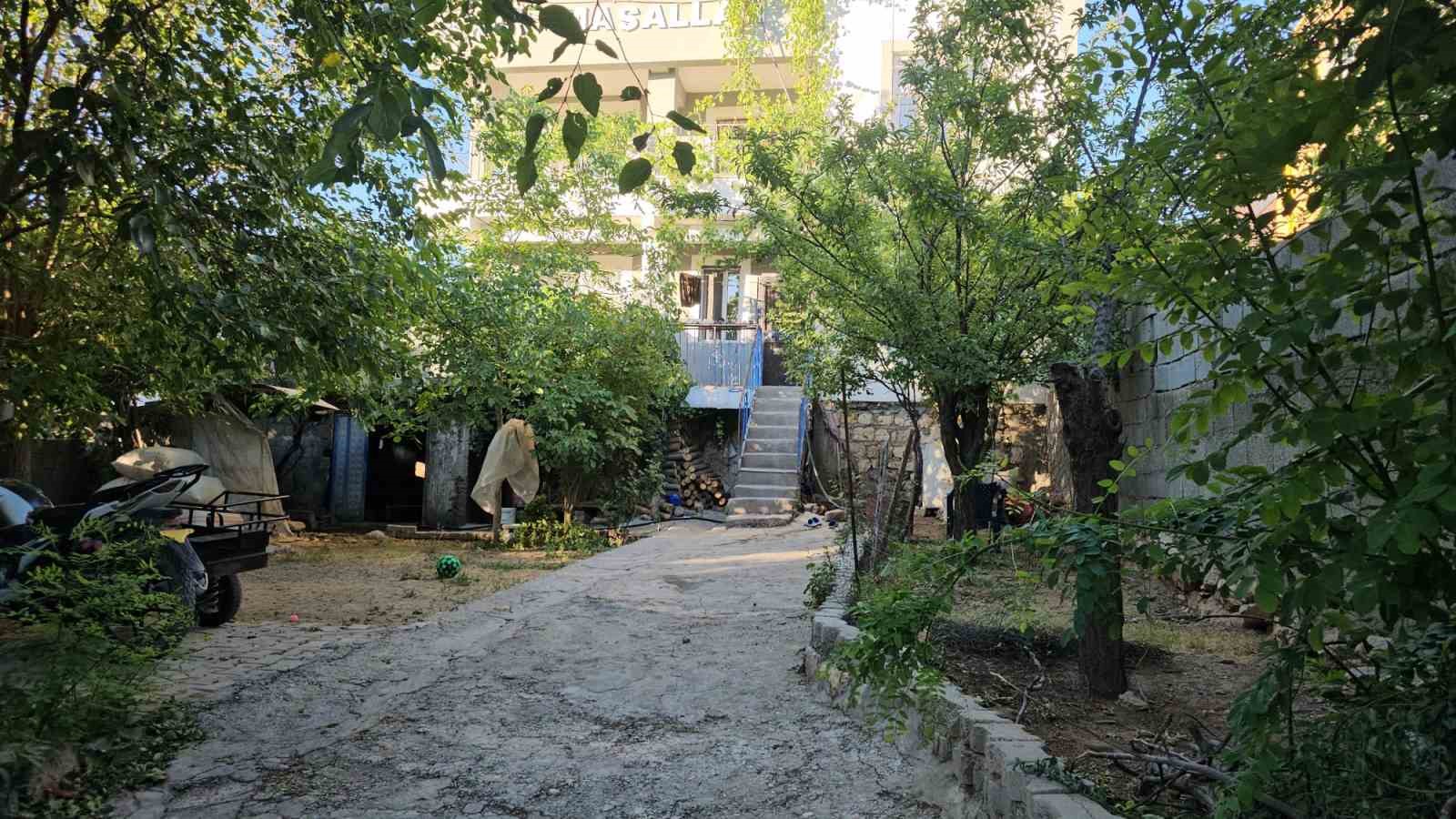 Gece Yarısı Aile Faciası: Baba, İki Kızını ve Kendini Bıçakladı