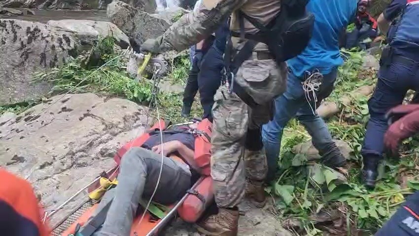 Protez Ayağı Çıkınca Dağda Mahsur Kaldı: Helikopterle Kurtarıldı