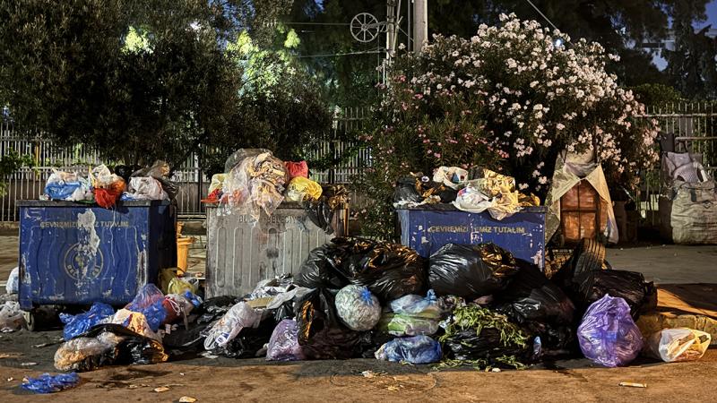 İşçiler Yine Grevde, Çöpler Her Yerde: 11 Yaşındaki Çocuk Bile Tepki Gösterdi