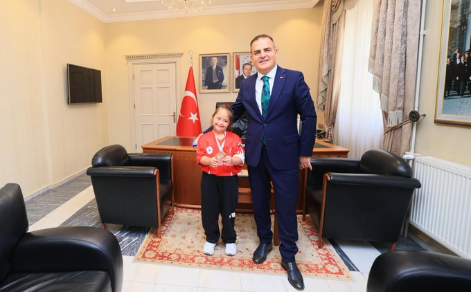 Down Sendromlu Şampiyon Serra, Vali Akbıyık’ın Konuğu Oldu