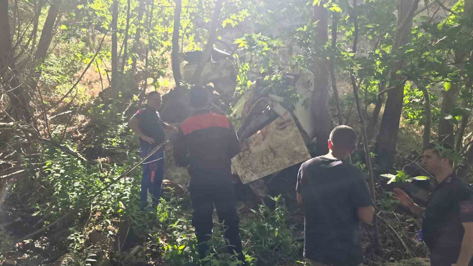 Patika Yolda Can Pazarı: Kamyonet Uçuruma Yuvarlandı, 2 Kişi Hayatını Kaybetti