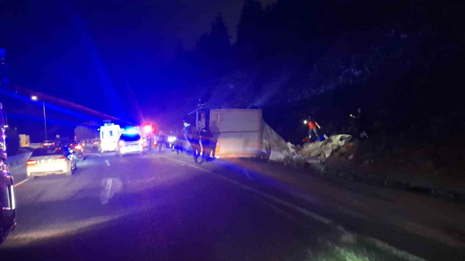 Beyaz Eşya Yüklü Araç Kaza Yaptı: Ölü ve Yaralı Var