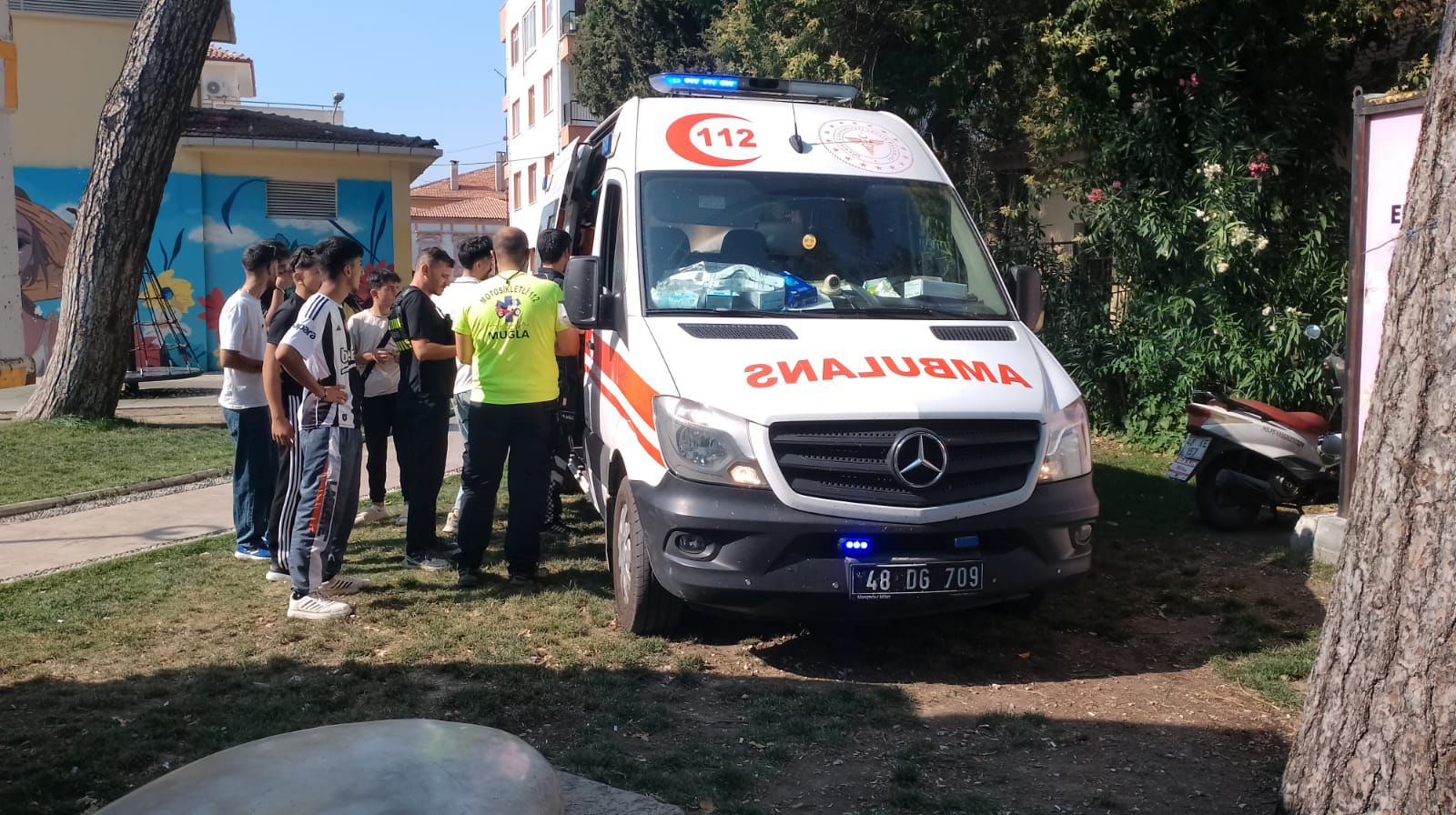 Milas Hisarbaşı’nda Bıçaklı Saldırı: 17 Yaşındaki Genç Hastaneye Kaldırıldı