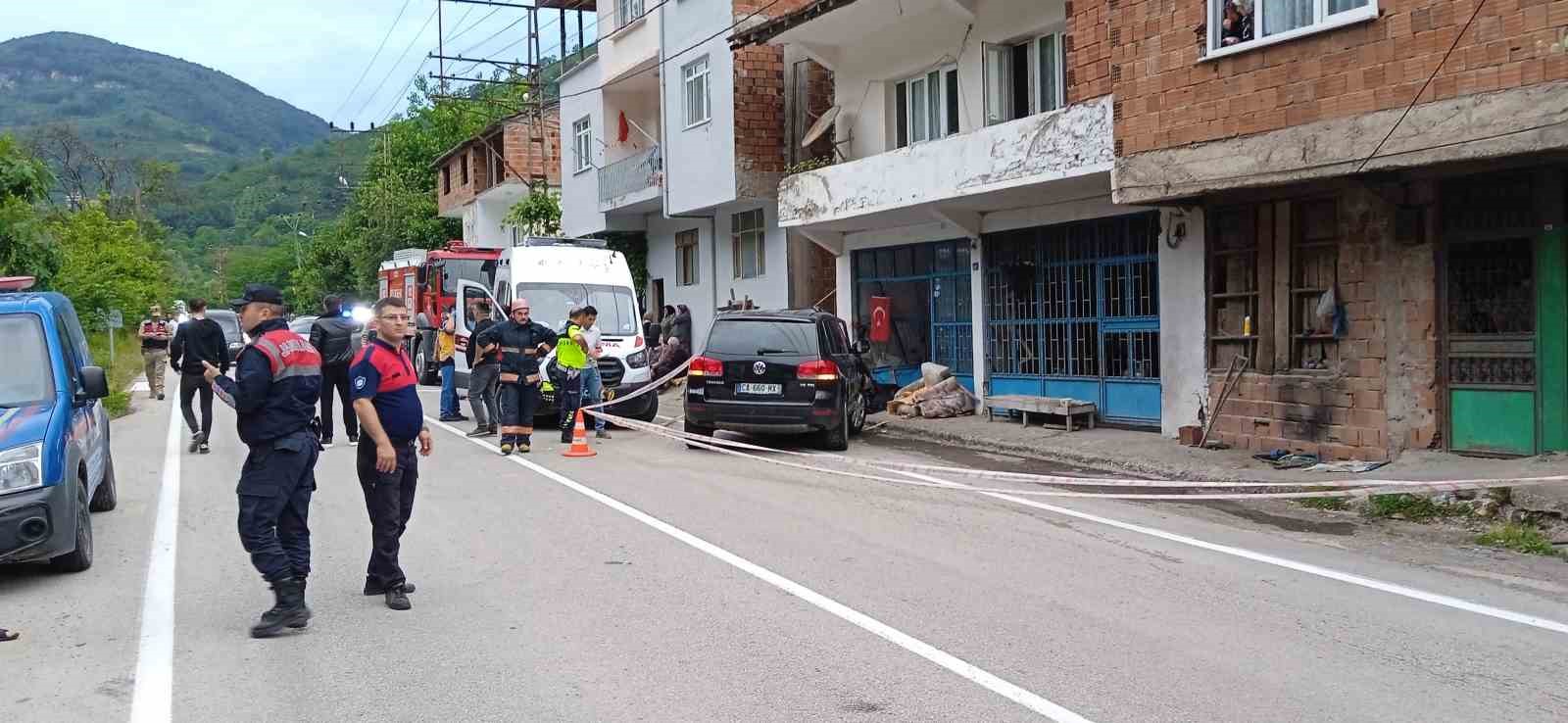 Cip Bakkal Önünde Oturanların Arasına Daldı: 2 Ölü