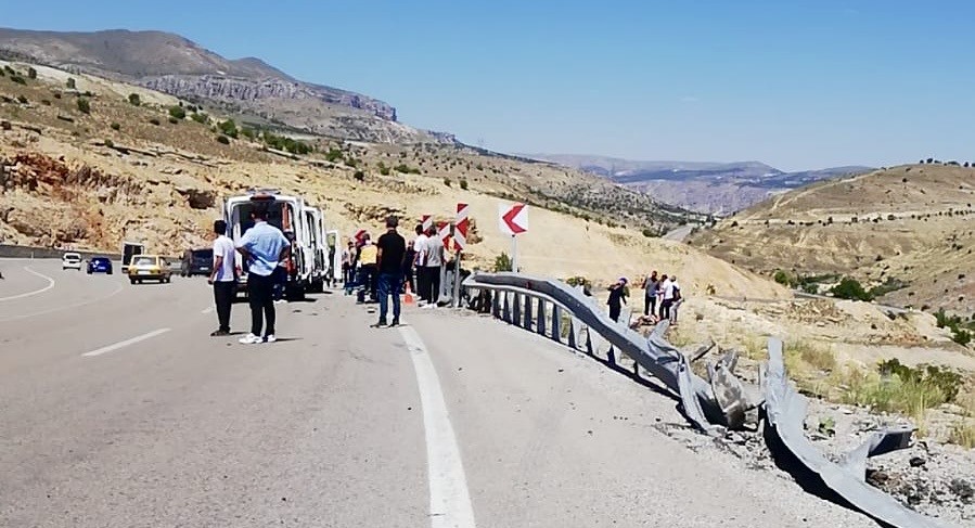 Bariyerlere Çarpan Otomobil Takla Attı: Can Kaybı ve Yaralılar Var