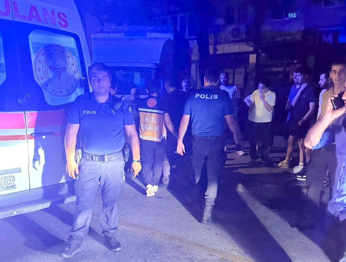 AK Parti Muğla İl Başkanlığı Önünde Bıçaklı Kavga