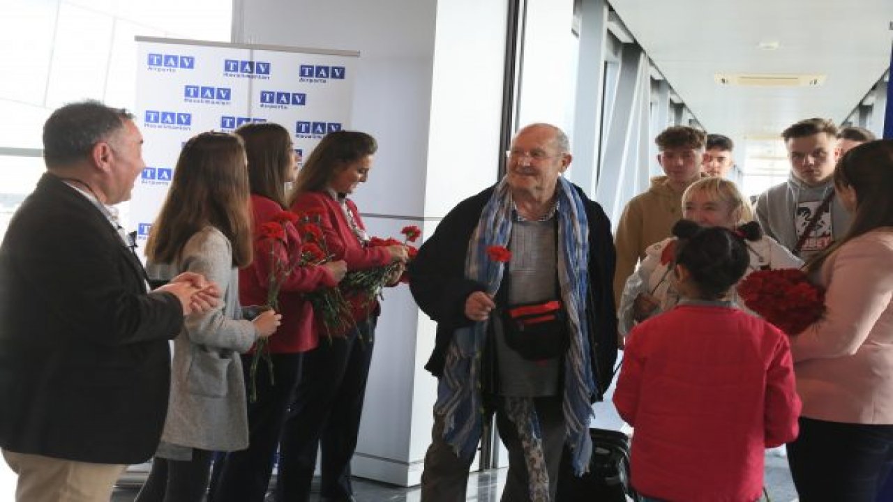 Havalimanına ilk turist kafilesi geldi