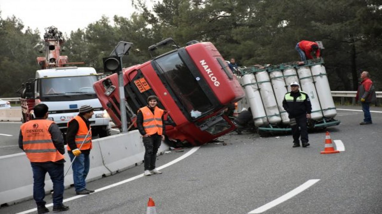 Doğalgaz taşıyan TIR devrildi