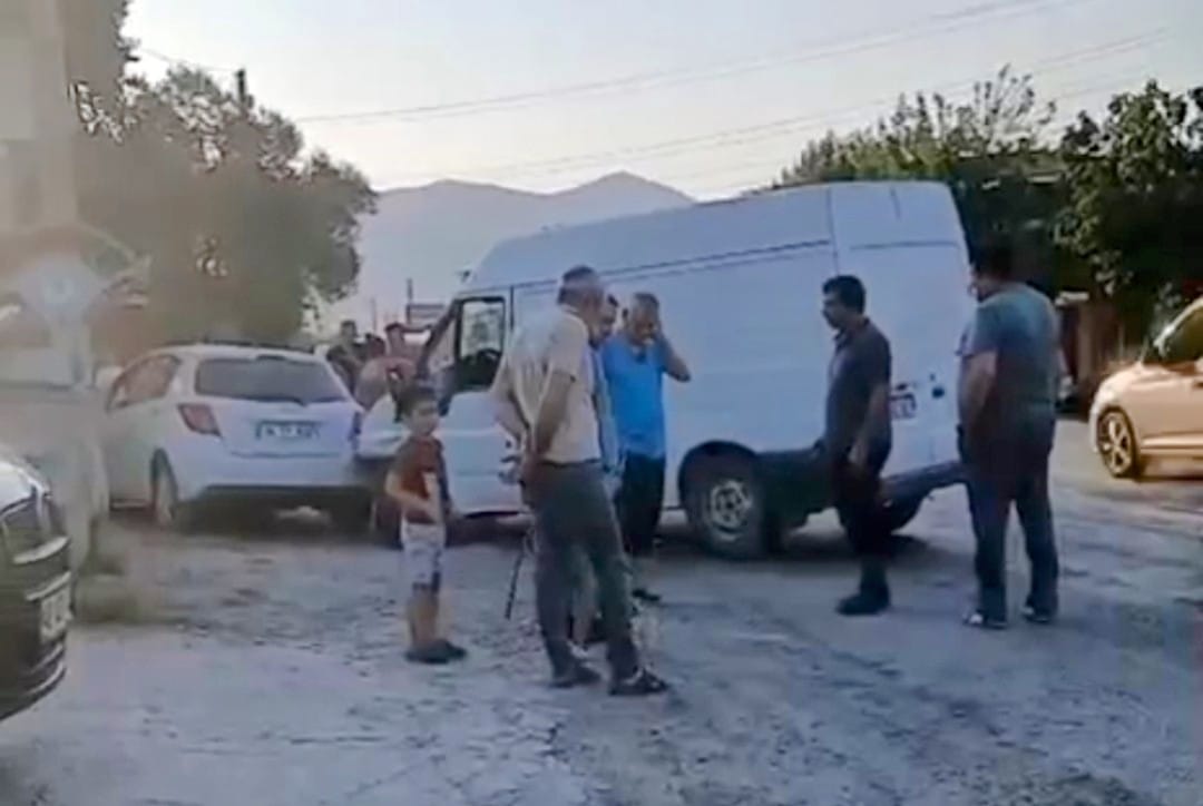 Muğla'da Otomobil ile Minibüs Çarpıştı