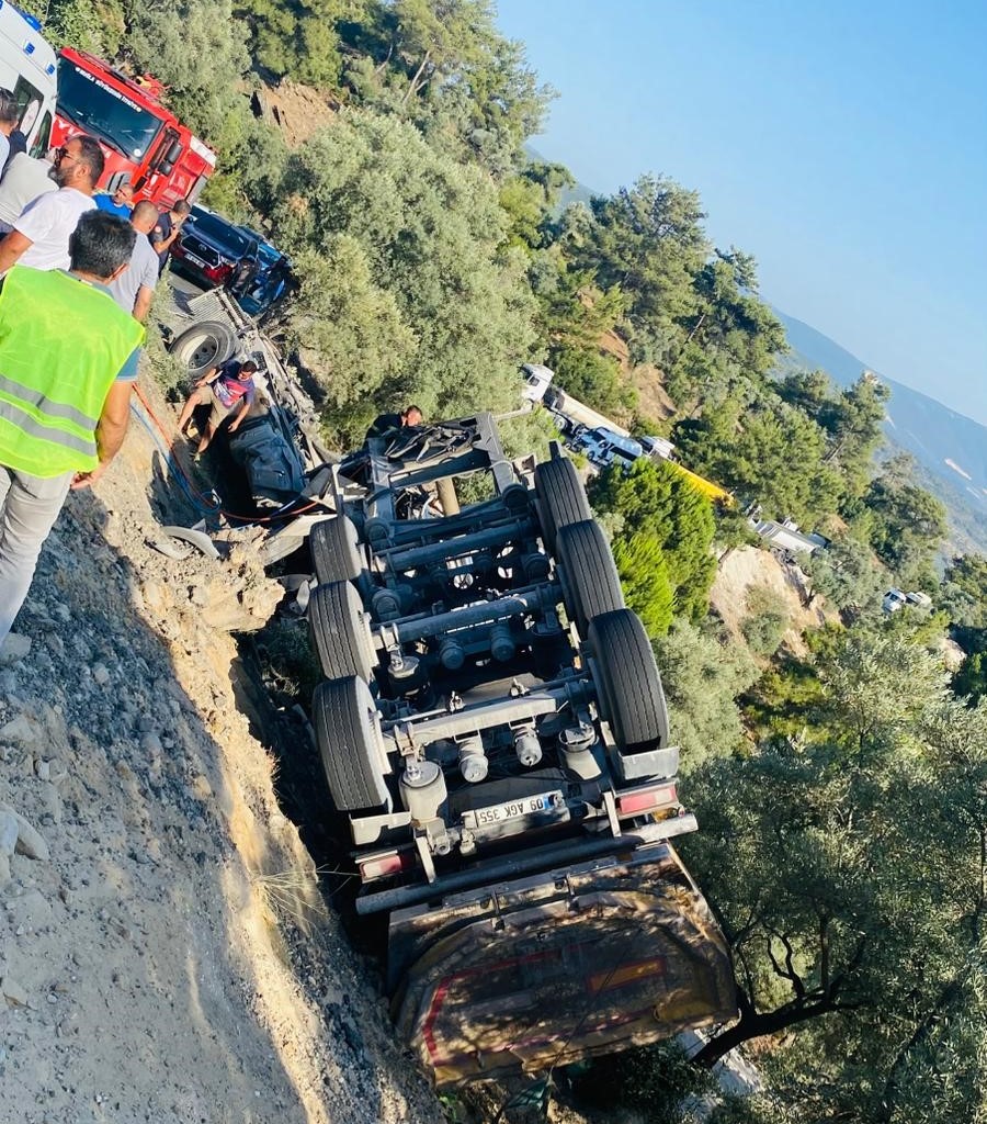 Muğla’da Freni Patlayan Tır Şarampole Yuvarlandı: Sürücü Yaşam Mücadelesi Veriyor