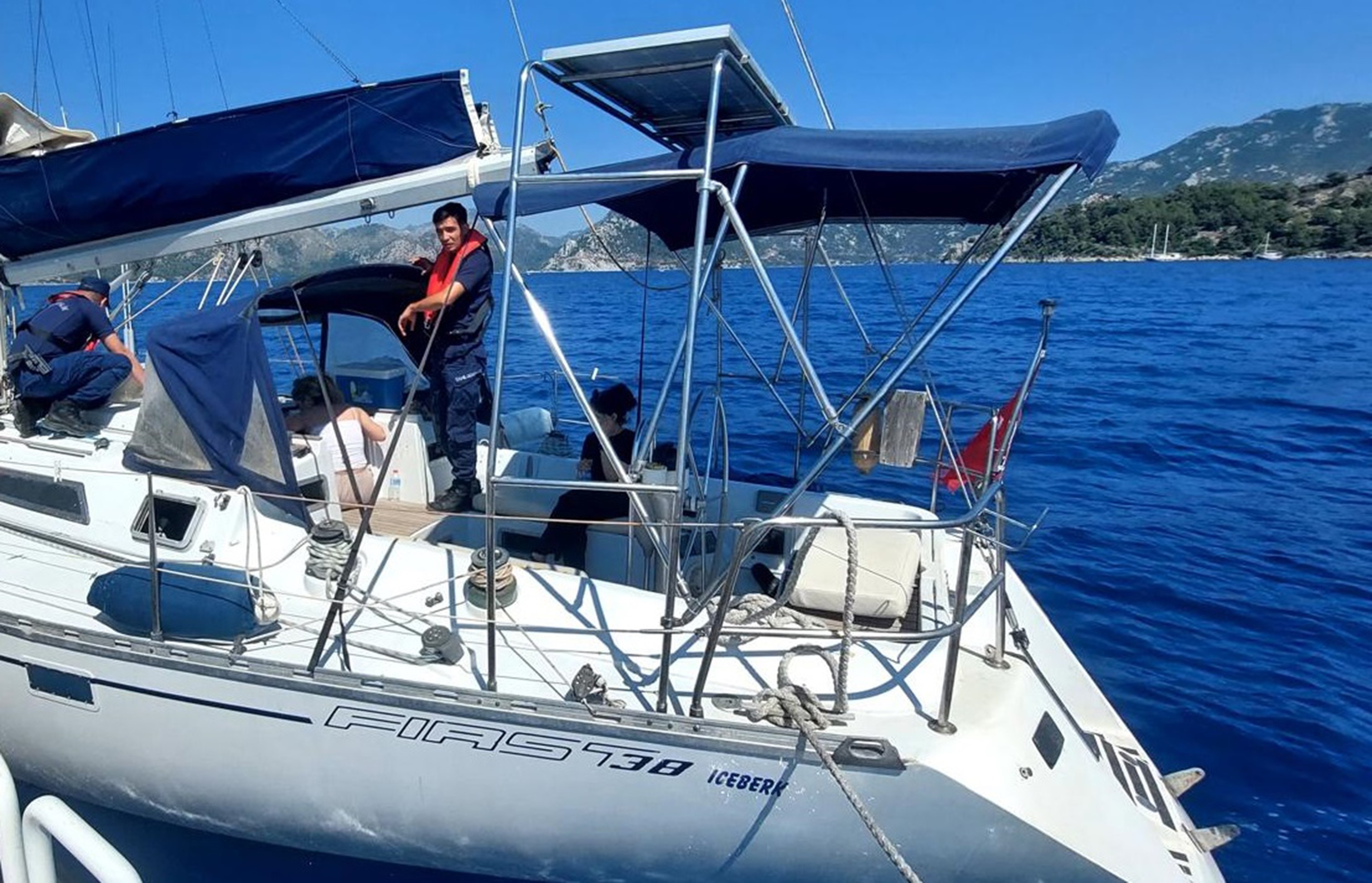 Yer Marmaris! Yelkenlide Kaçış Planı Bozuldu: 2 Kaçakçı Ve 38 Göçmen Yakalandı