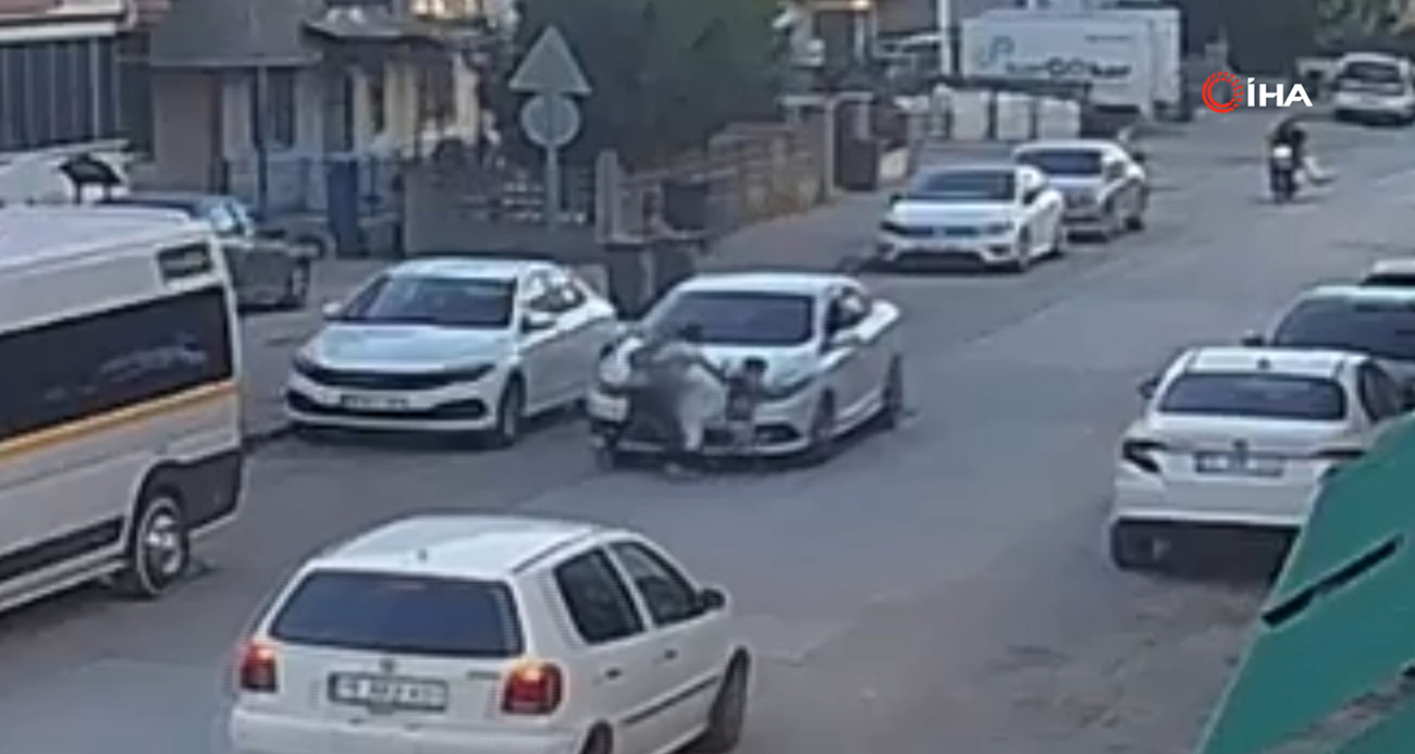 Korkunç Kaza Kamerada: Otomobil Anne ve 3 Yaşındaki Çocuğuna Çarptı