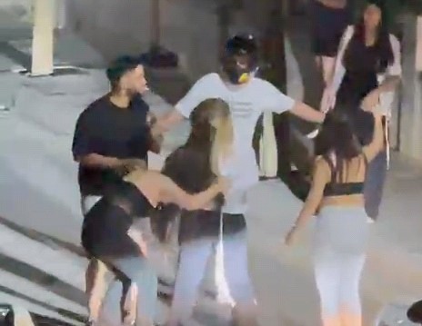 Genç Kızların Sokak Ortasındaki Kavgası Kamerada: 