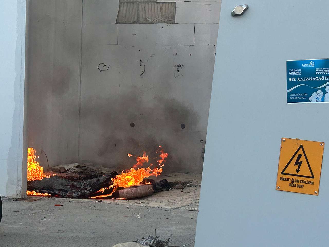 Bodrum'da Sokağa Atılan Yatak Alev Aldı