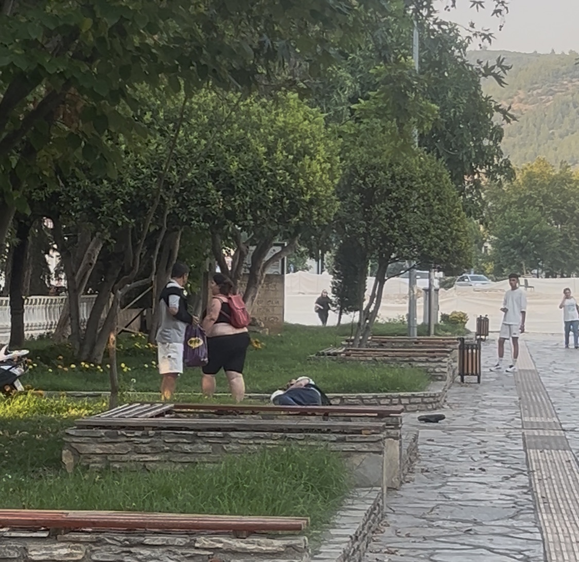 Menteşe Sınırsızlık Meydanı’nda Bir Kadın Adamı Tekmeleyerek Dövdü