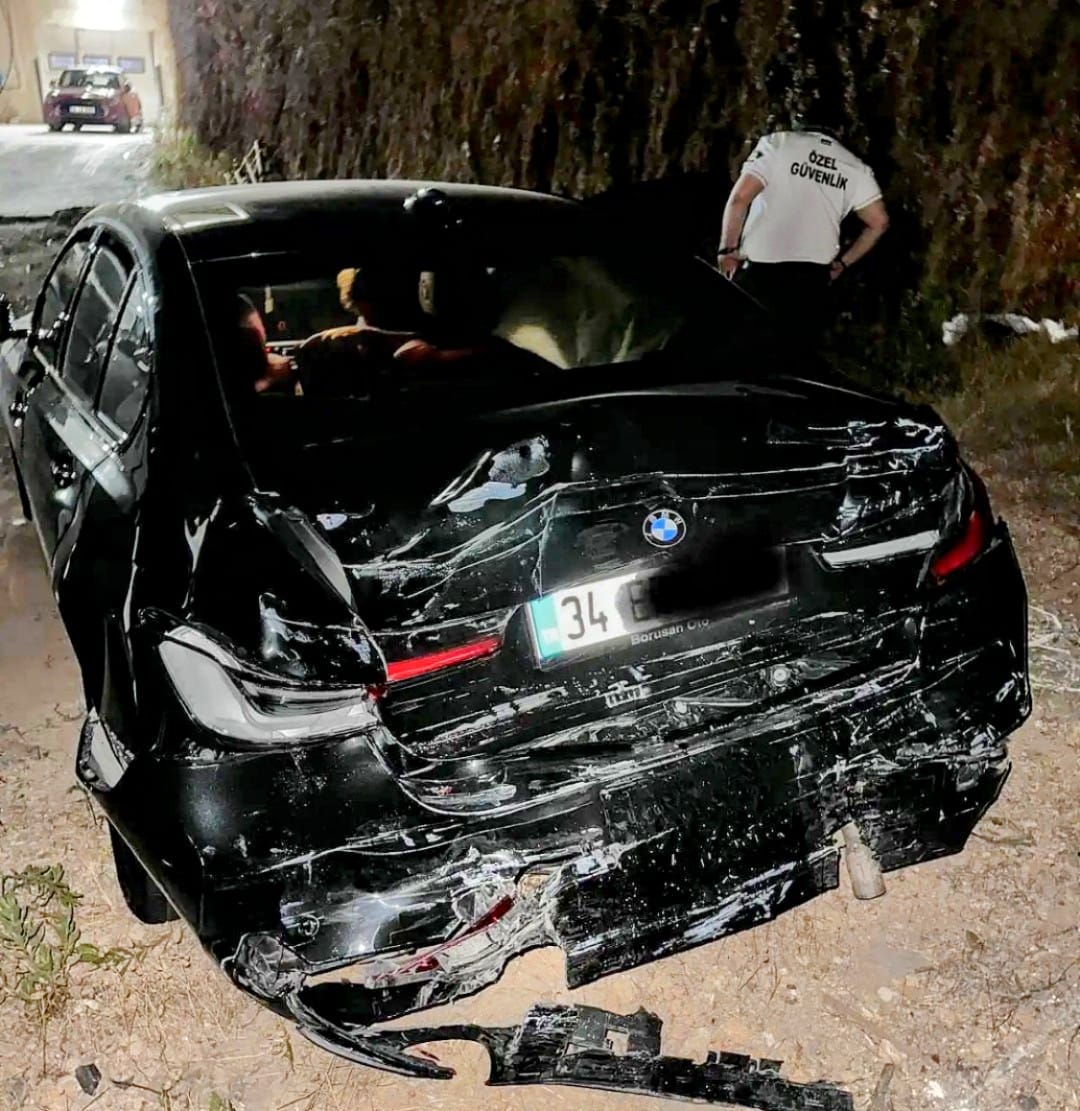 Bodrum'da Kamyonet Otomobille Çarpıştı, Yaralılar Var