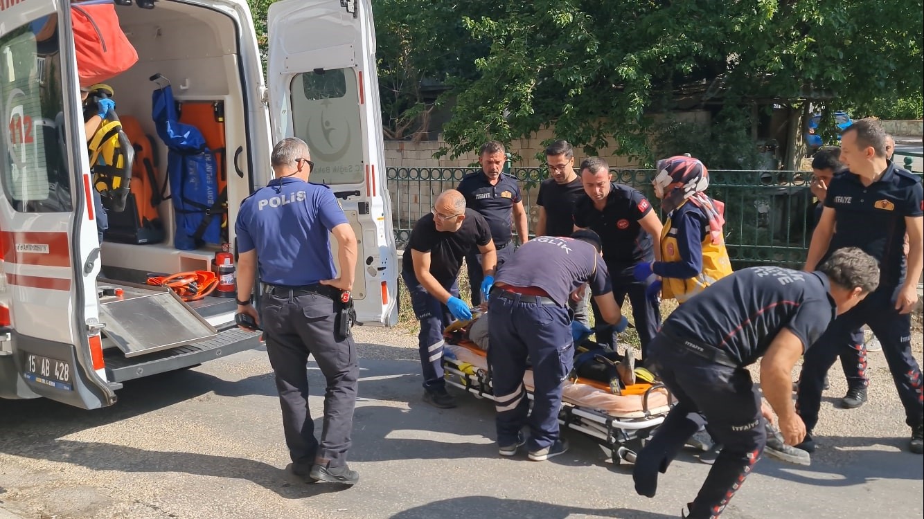 Ahşap Balkon Çöktü: Anne ve Kızı Ölümden Döndü