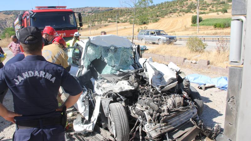 Tır ile Otomobil Çarpıştı: Baba ve Çocukları Hayatını Kaybetti