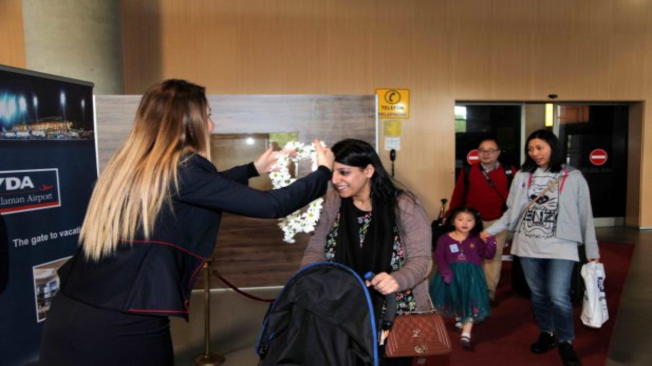 İngiliz turistler çiçeklerle karşılandı