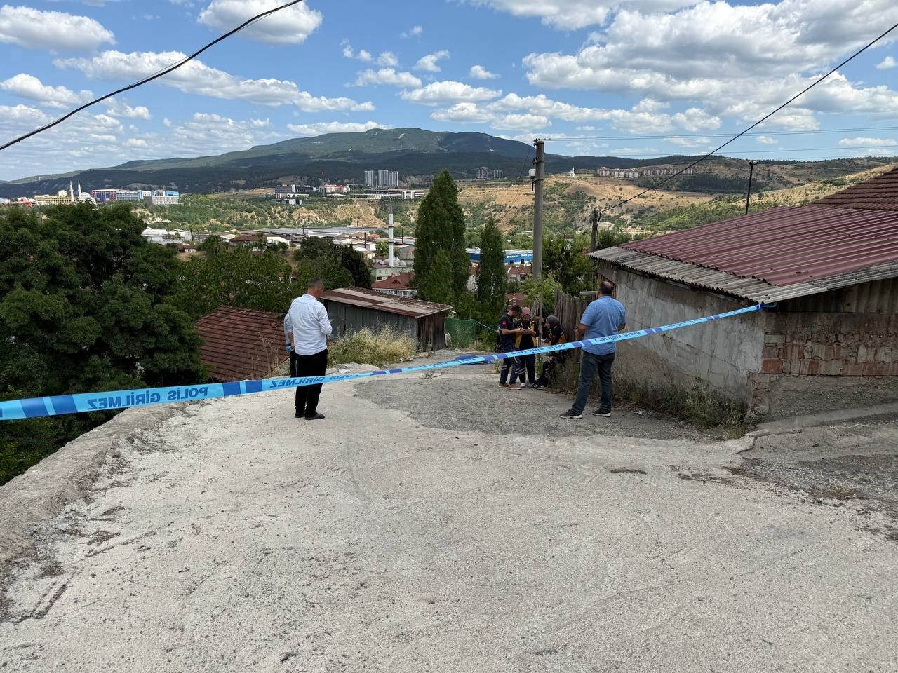 Başını Sert Zemine Çarpan Kişi Olay Yerinde Yaşamını Yitirdi