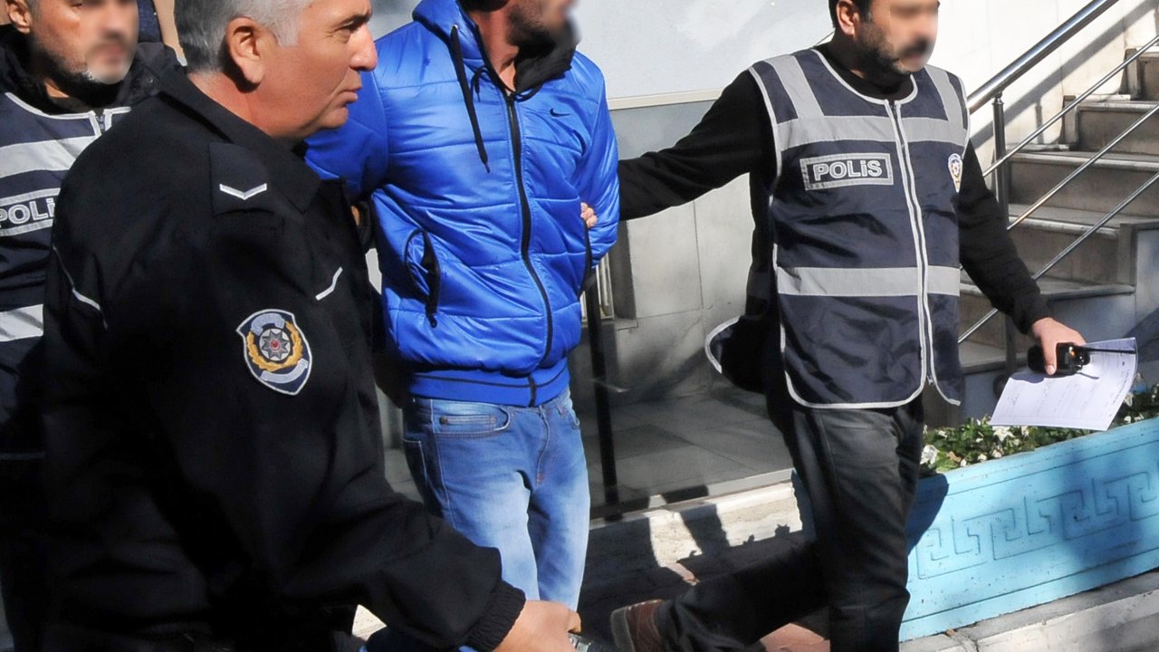 Maskeli hırsız gitarı polise satmak isterken yakalandı