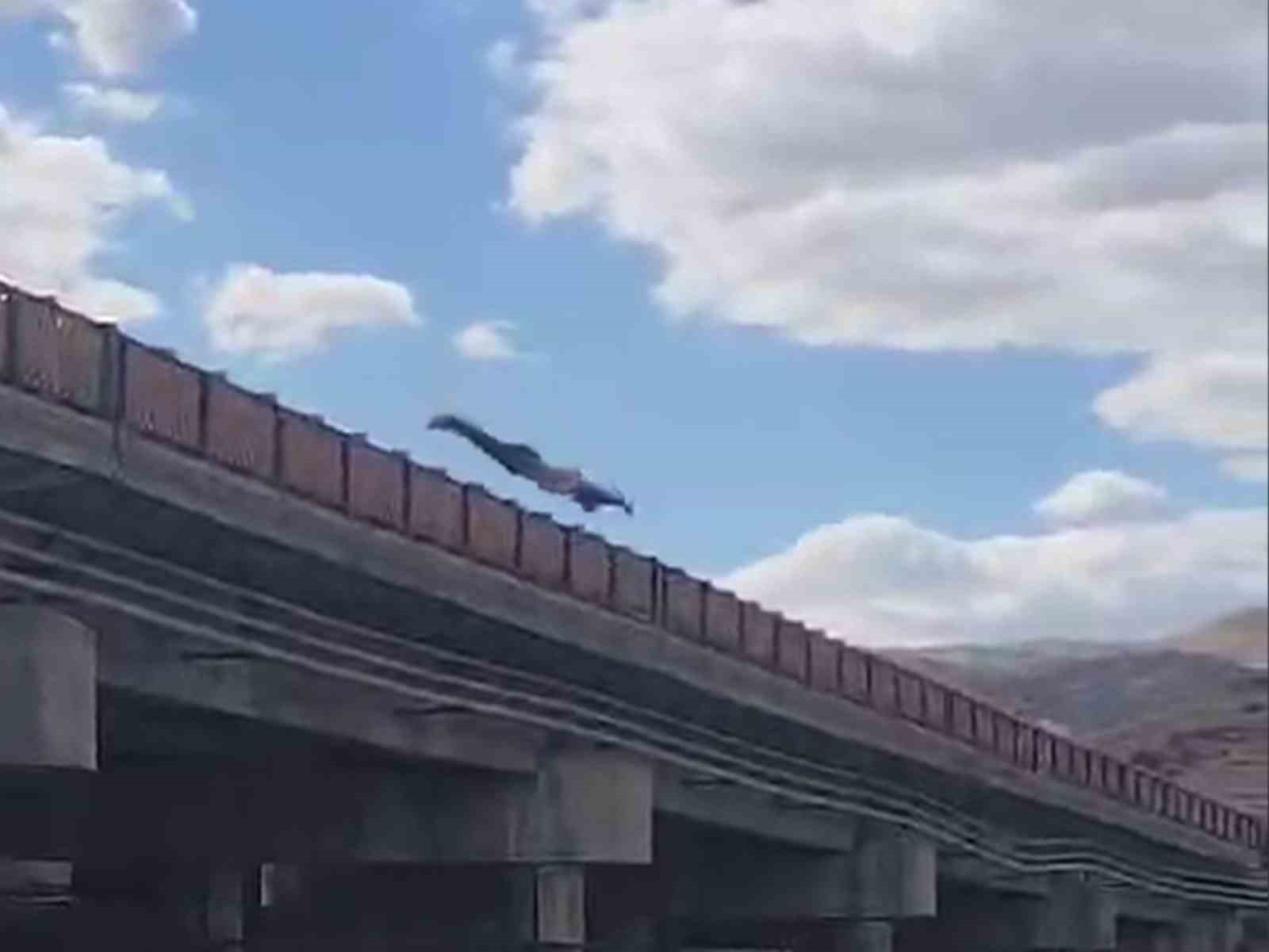 Arkadaşlarıyla İddialaştı, Köprüden Atladı