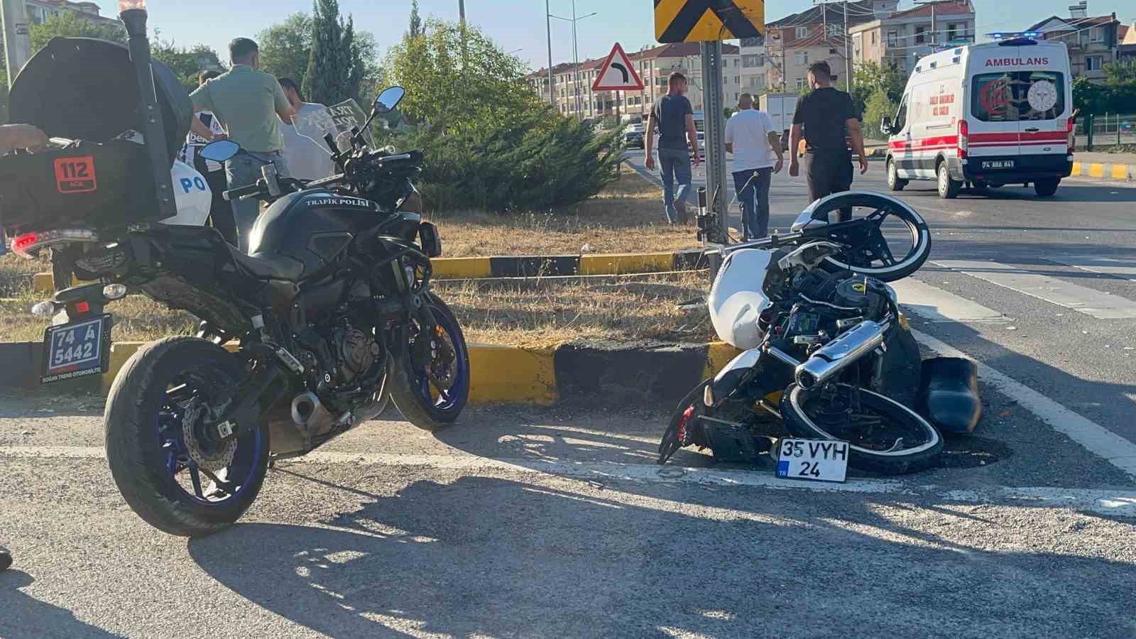 Kavşakta Feci Kaza: Önce Otomobile, Sonra Refüje Çarptı