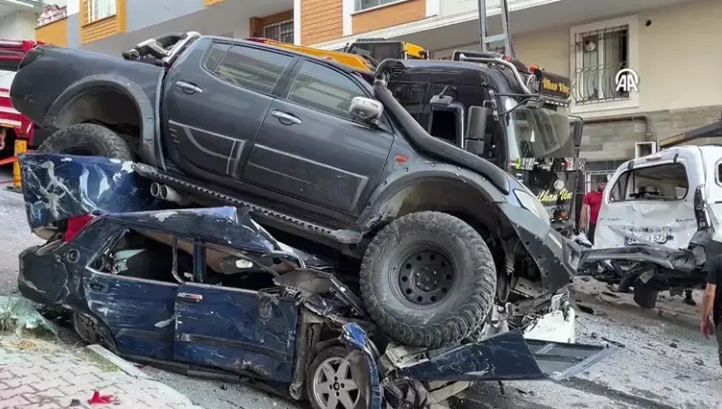 Son Dakika: Kontrolden Çıkan Vinç 23 Aracı Biçti Ortalık Savaş Alanına Döndü