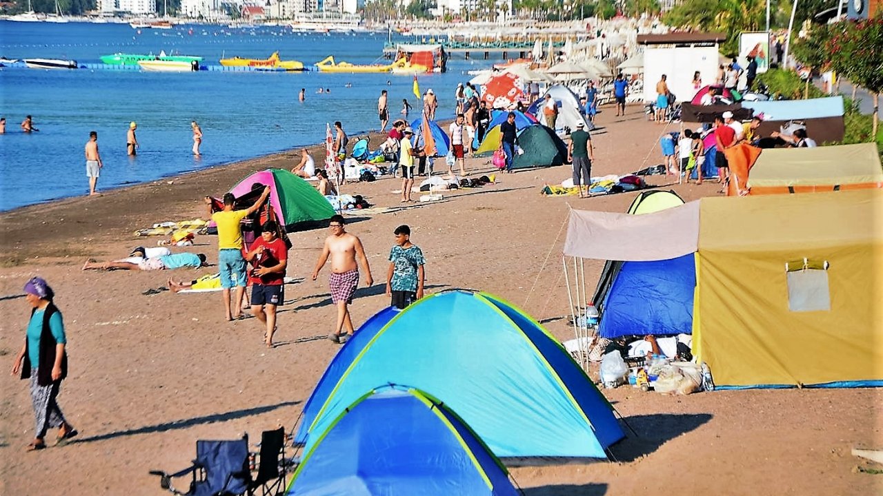 OTELLER DOLDU ÇADIRLAR PLAJA KURULDU