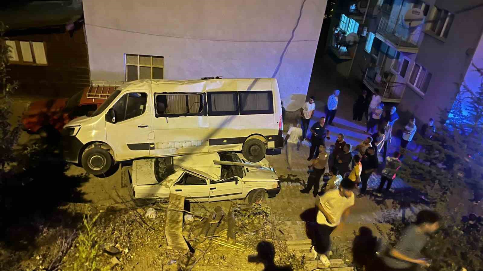 Freni Boşalan Minibüs Otomobilin Üzerine Düştü