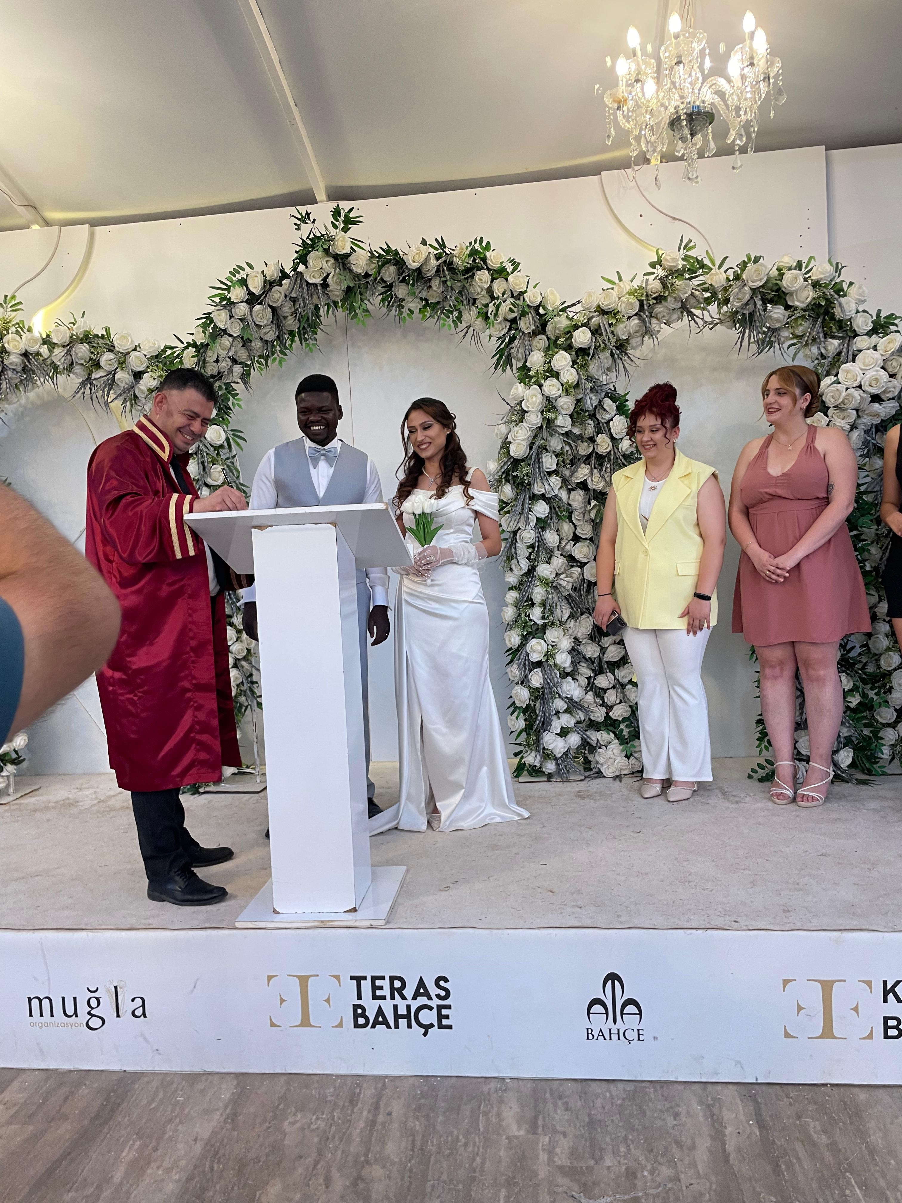 Mesafeler Aşka Engel Olmadı: Batmanlı Gelin ile Nijeryalı Damat Muğla’da Nikahlandı