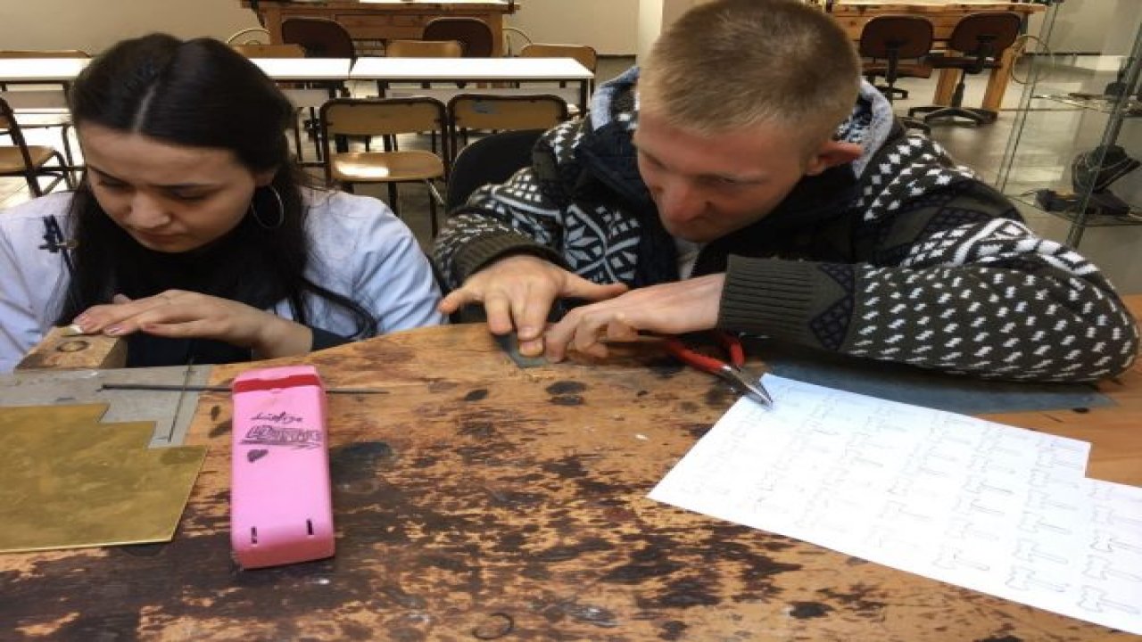 Üniversiteli özel bireyler sergi için hazırlanıyor