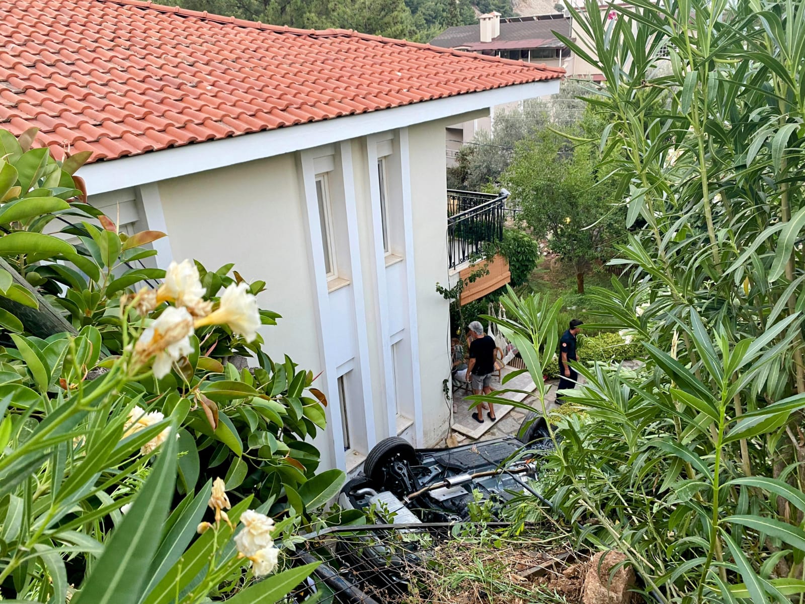 Muğla'da Arı Tatili Kabusa Çevirdi: Aile Uçurumdan Uçtu